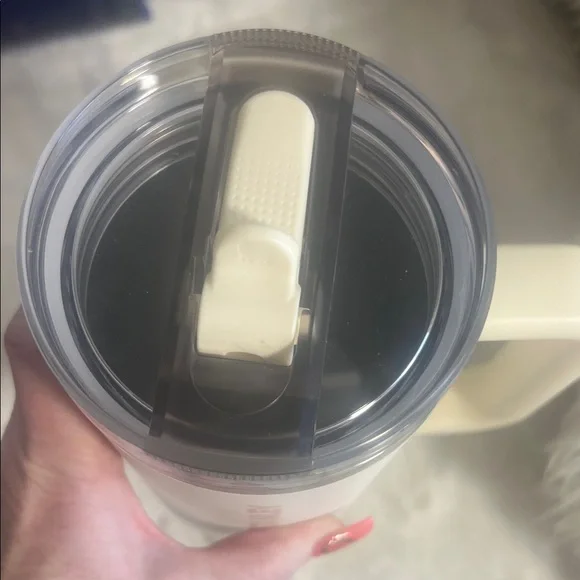 Stanley Cream 40oz Quencher Tumbler with Handle - Picture 4 of 4